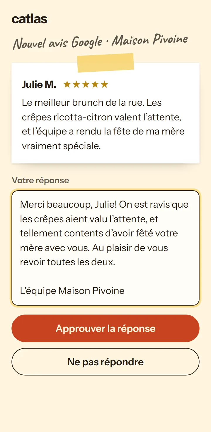 Un nouvel avis Google cinq étoiles, avec une réponse déjà rédigée et un bouton Approuver la réponse